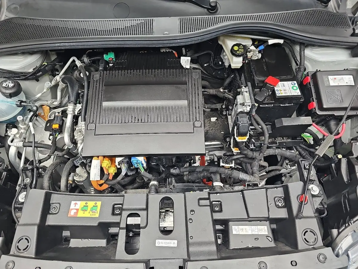 JEEP AVENGER AUTO. 51KWH ALTITUDE LED PANO LM17