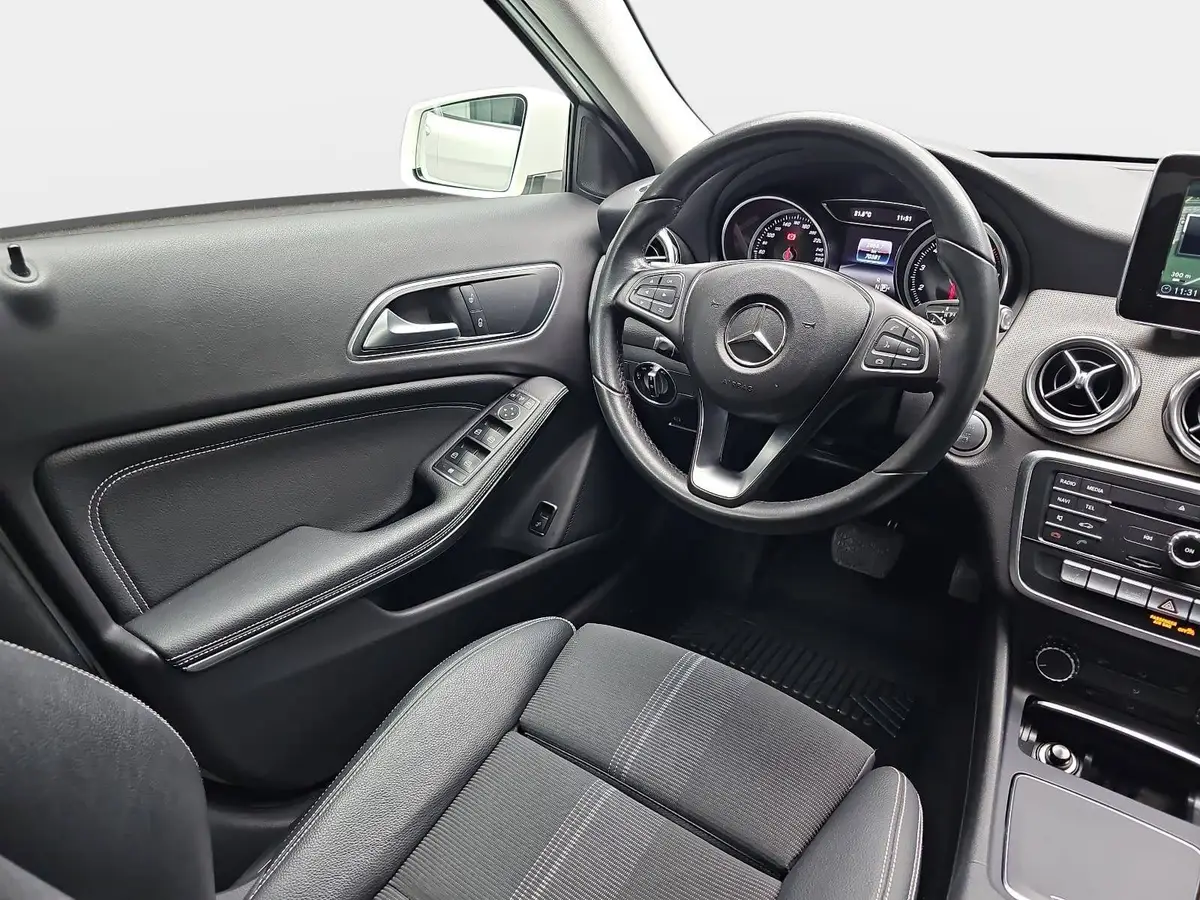 MERCEDES-BENZ GLA 180 DCT URBAN WINTER GRA AHK