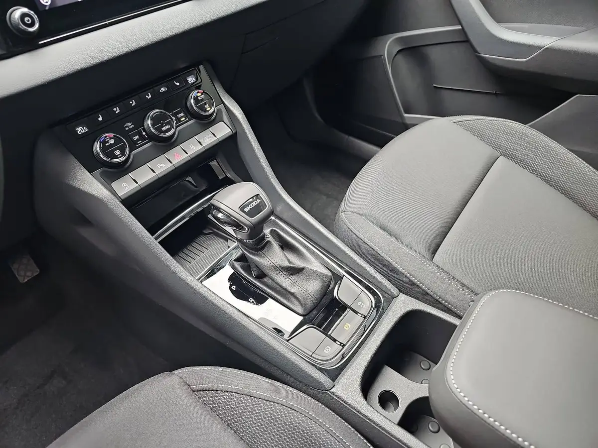 SKODA KAROQ 1.5 TSI DSG SELECTION LED ACC AHK