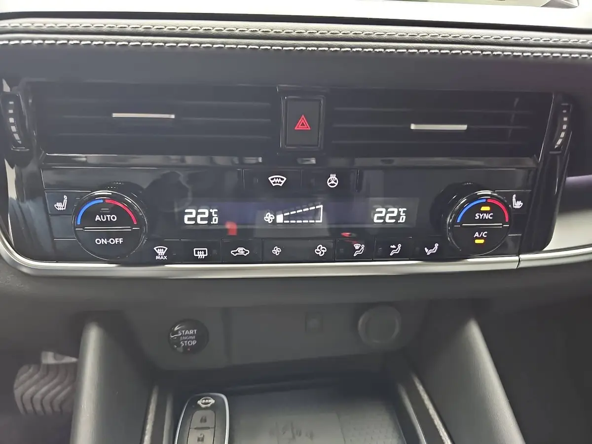 NISSAN QASHQAI 1.3 DIG-T XTRONIC N-CONNECTA PANO WINTER