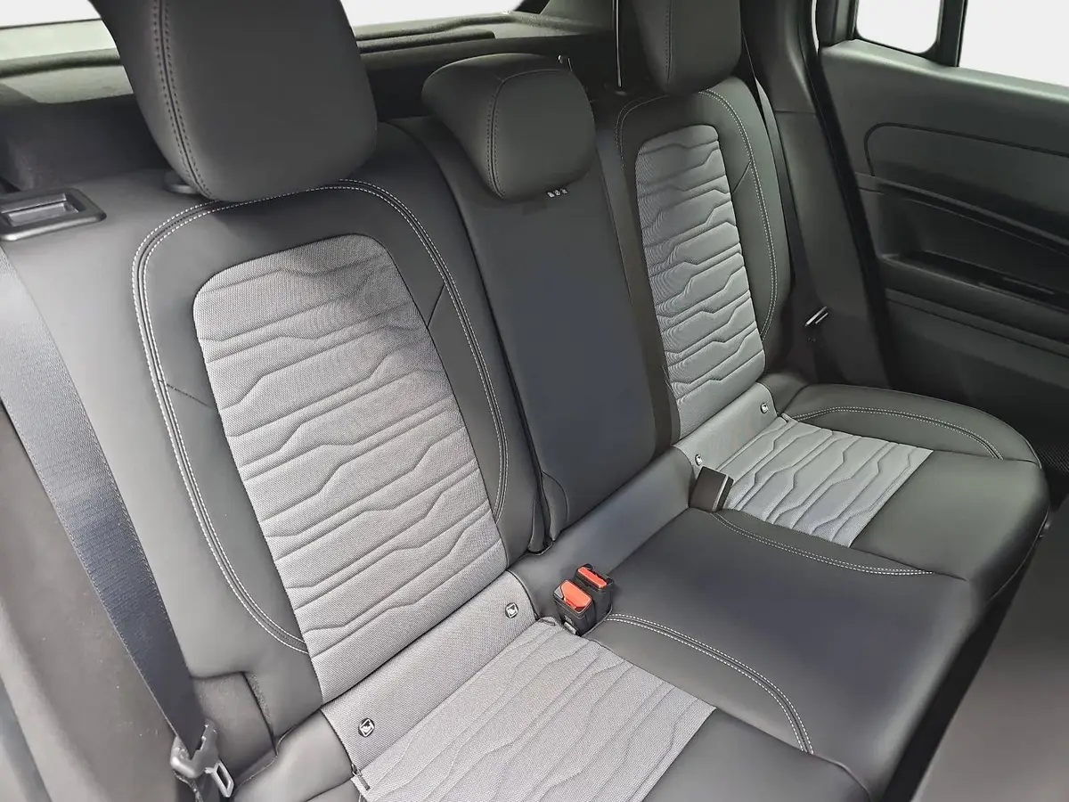 JEEP AVENGER 1.2 E-HYBRID T3 DCT 4XE OVERLAND MJ26 INFOTAINMENT & KOMFORTPAKET