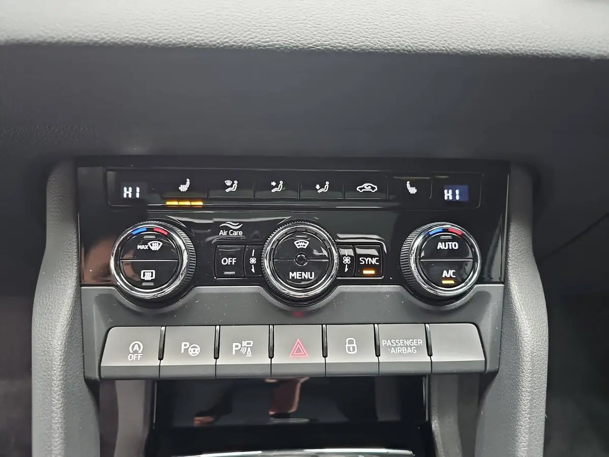 SKODA KAROQ 1.5 TSI DSG SPORTLINE NAVI LED-MATRIX PANO WINTER 