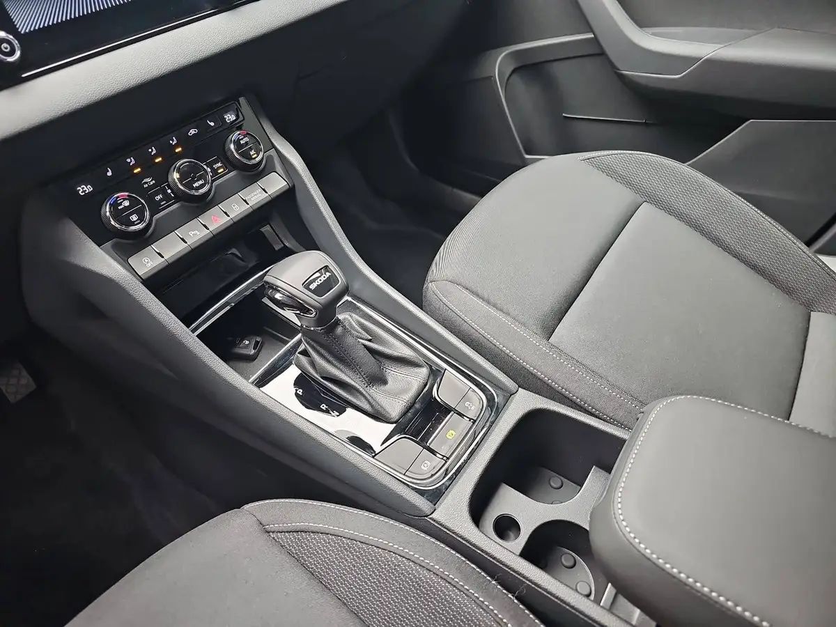 SKODA KAROQ 1.5 TSI DSG SELECTION GRA AHK WINTER