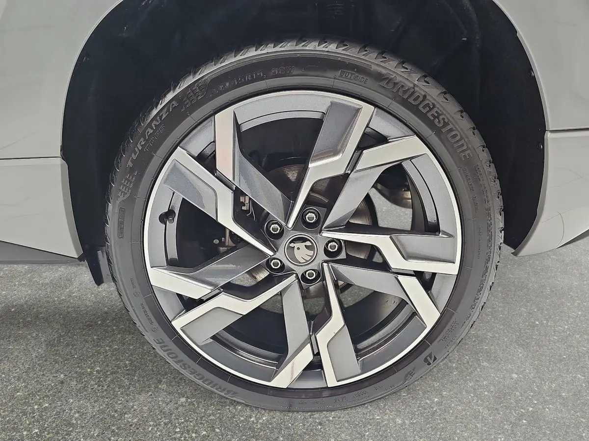 SKODA KAROQ 2.0 TSI DSG SPORTLINE 4X4 AHK PANO