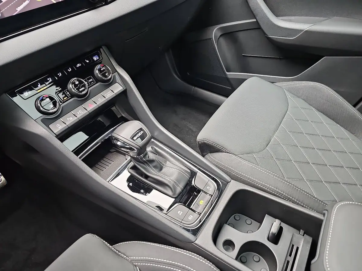 SKODA KAROQ 1.5 TSI DSG SPORTLINE NAVI LED-MATRIX PANO CANTON 