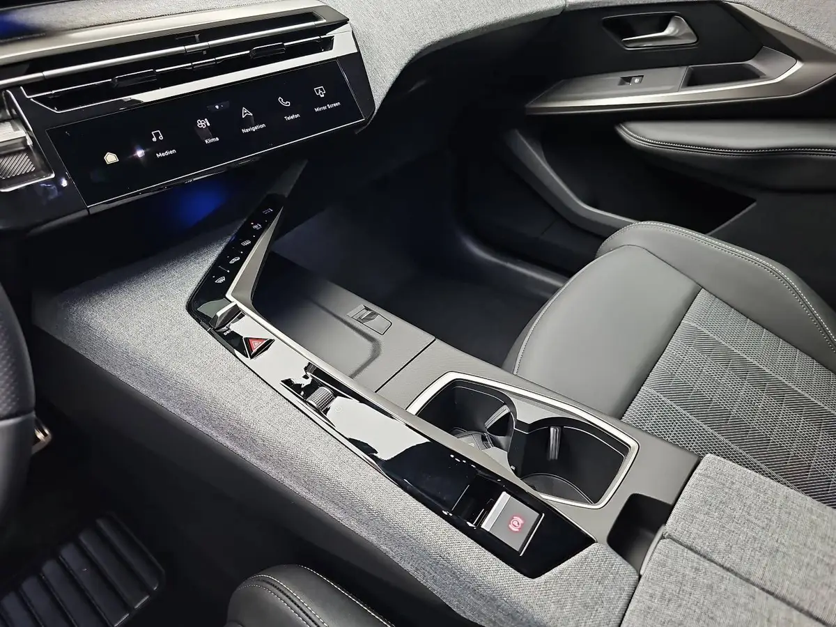 PEUGEOT 3008 1.2 HYBRID 145 E-DSC6 GT AHK M+S