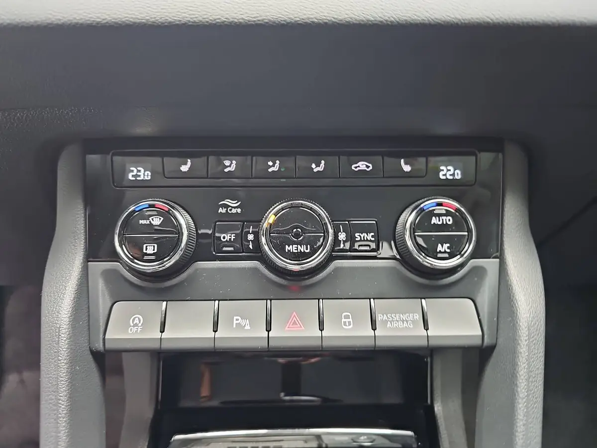 SKODA KAROQ 1.5 TSI DSG SELECTION LED ACC AHK