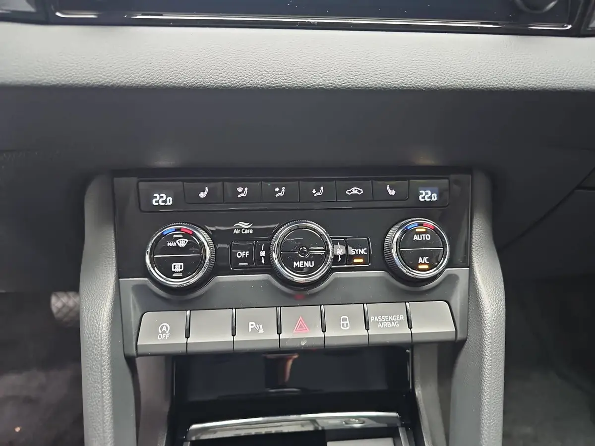 SKODA KAROQ 1.5 TSI DSG DRIVE NAVI LED AHK LM