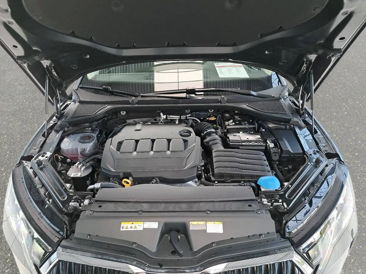 SKODA OCTAVIA COMBI 2.0 TDI DSG SELECTION AHK LM