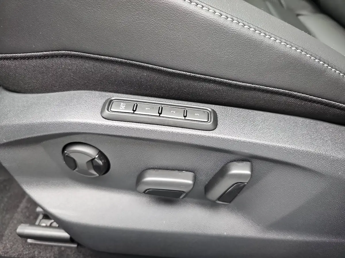 VW T-ROC 2.0 TDI DSG R-LINE NAVI LED MATRIX PANO ACC DCC AH