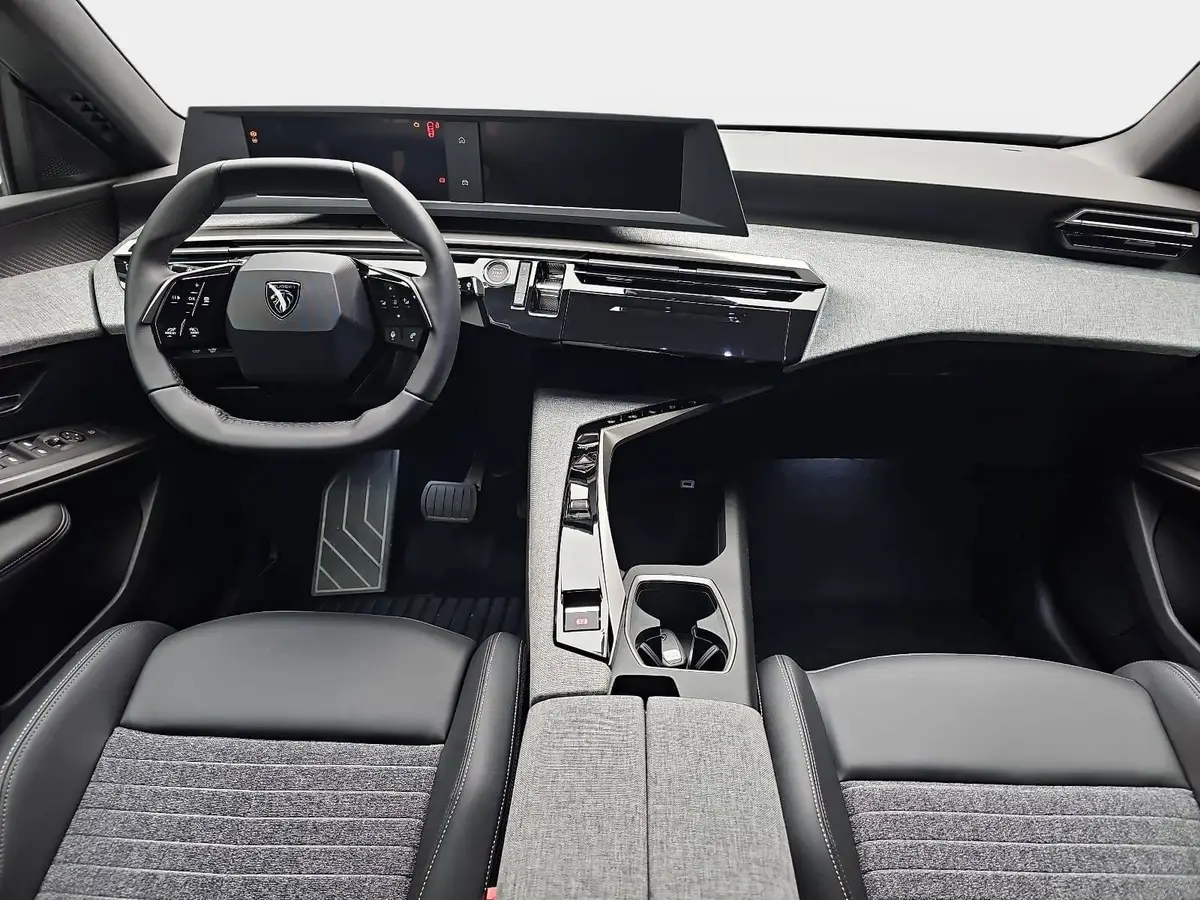 PEUGEOT 5008 1.2 HYBRID 145 E-DSC6 ALLURE KLIMA LED 7-S DAB 360