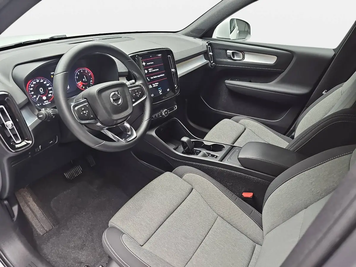 VOLVO XC40 T2 2WD AUTO. CORE NAVI LED EL.HECKKL. PDC KAMERA L