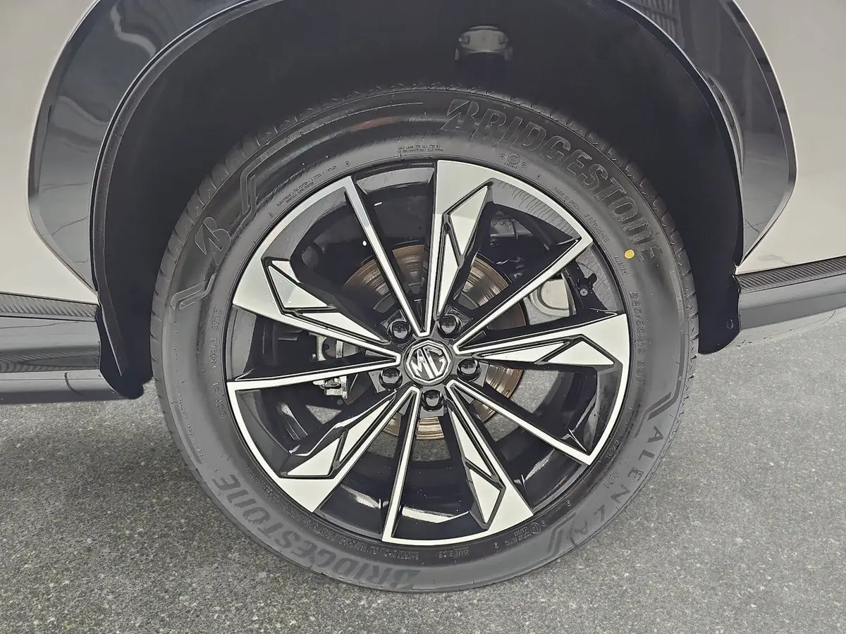MG HS 1.5 HYBRID+ MY25.5 LUXURY LEDER 360-GRAD-KAMERA 19-ZOLL-LM