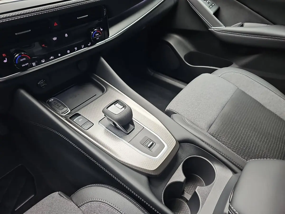 NISSAN QASHQAI 1.3 DIG-T XTRONIC N-CONNECTA PANO WINTER