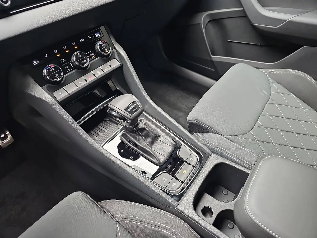 SKODA KAROQ 2.0 TDI DSG SPORTLINE 4X4 NAVI LED