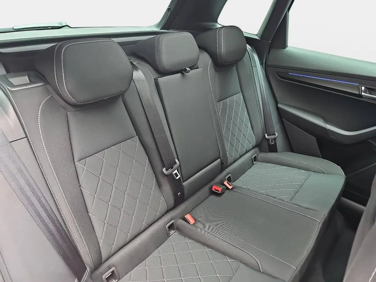 SKODA KAROQ 2.0 TDI DSG SPORTLINE AHK ACC PANO