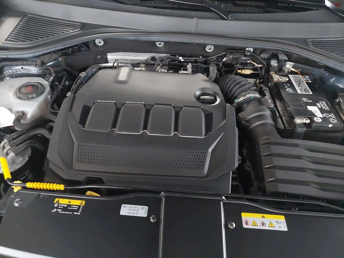 VW T-ROC 2.0 TDI DSG SPORT NAVI ACC AHK PANO LM17