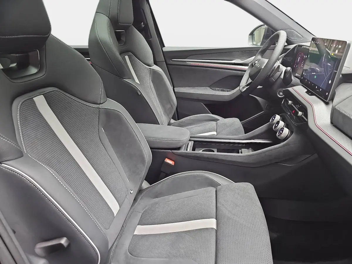SKODA KODIAQ 1.5 TSI DSG SPORTLINE NAVI LED PANO 7-SITZE KAMERA