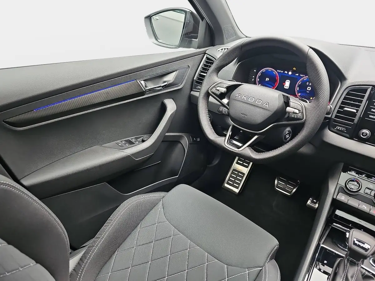 SKODA KAROQ 2.0 TDI DSG SPORTLINE AHK ACC PANO