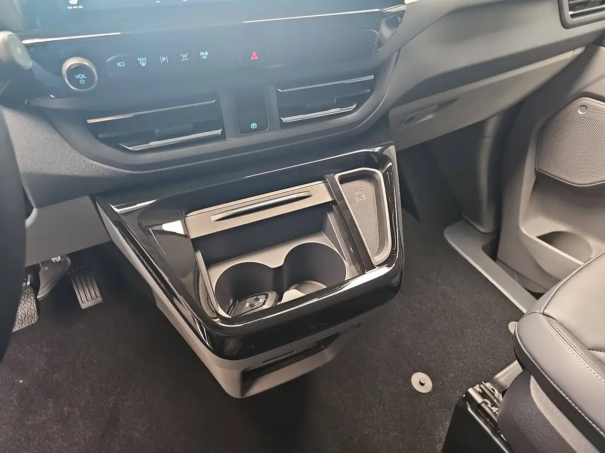 FORD TOURNEO CUSTOM 2.0 ECOBLUE AUTO. L1 TITANIUM X NAVI LED AHK