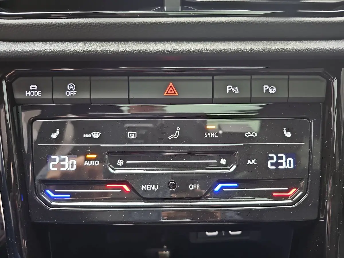 VW T-ROC 2.0 TDI DSG R-LINE NAVI LED MATRIX PANO ACC DCC AH