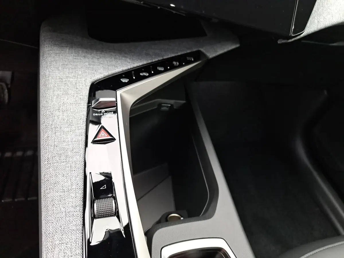 PEUGEOT 3008 1.2 HYBRID 145 E-DSC6 ALLURE LED DAB WINTER AHK LM