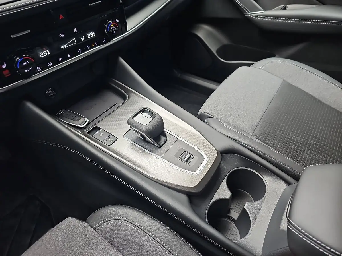 NISSAN QASHQAI 1.3 DIG-T XTRONIC N-CONNECTA PANO WINTER