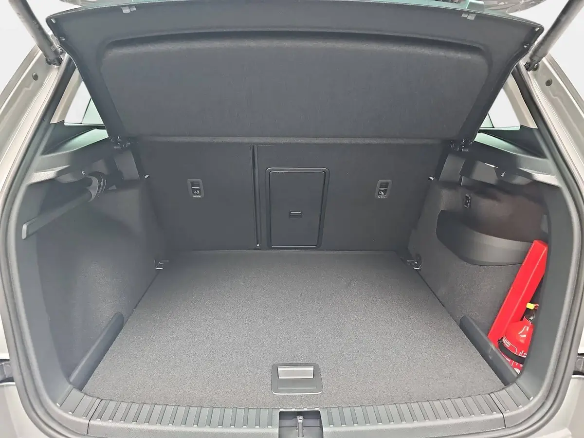 SKODA KAROQ 1.5 TSI DSG SELECTION LED AHK LM