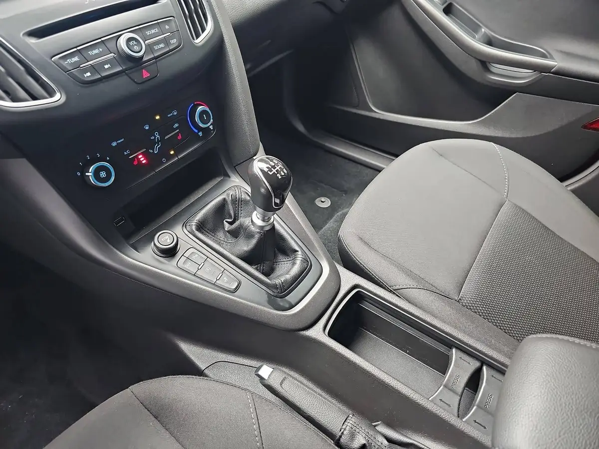 FORD FOCUS 1.0 EB BUSINESS NAVI GRA WINTER P-ASSIST AHK