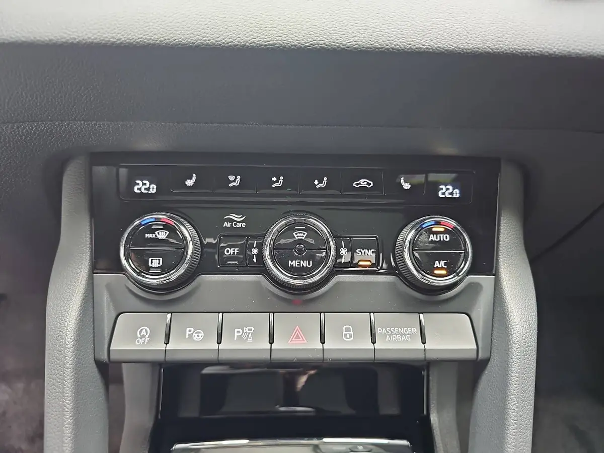 SKODA KAROQ 1.5 TSI DSG SPORTLINE NAVI LED-MATRIX PANO CANTON