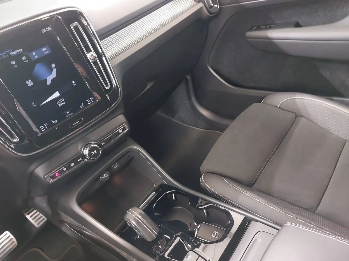 VOLVO XC40 T3 2WD R-DESIGN LED GRA WINTER LM