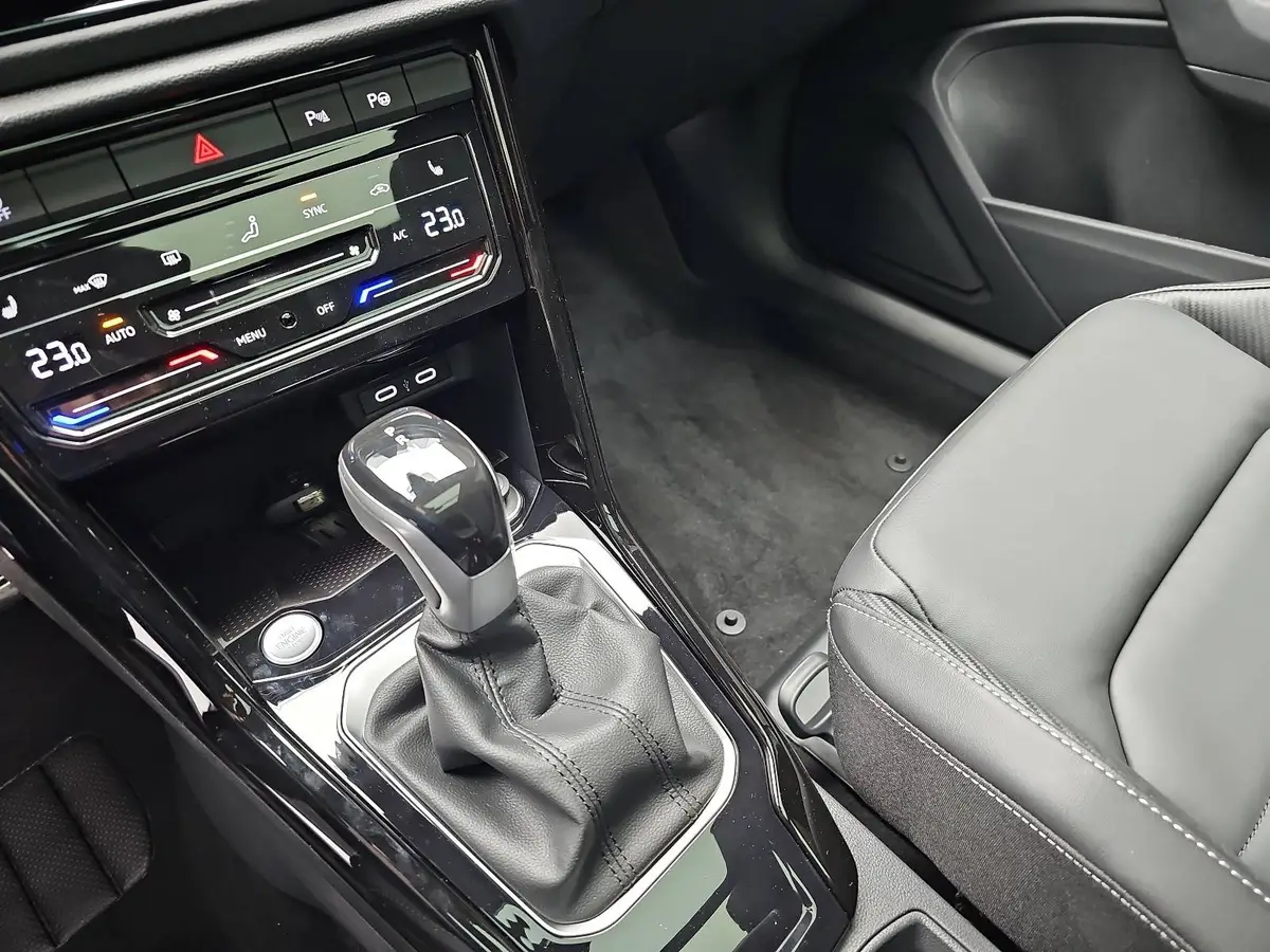 VW T-ROC 2.0 TDI DSG R-LINE NAVI LED MATRIX PANO ACC DCC AH