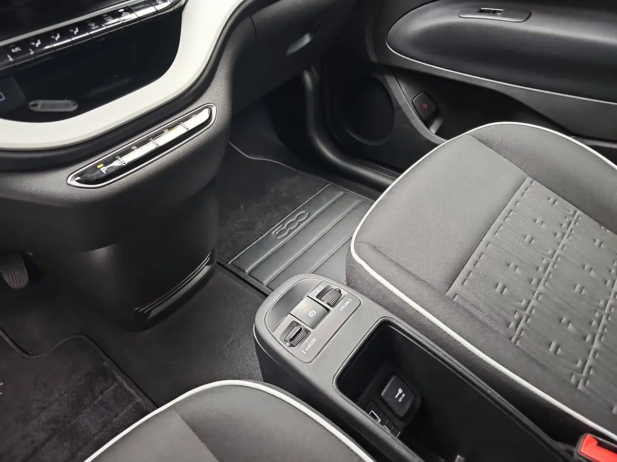 FIAT 500E ELEKTRO 23.8 KWH ACTION KLIMA DAB APPLE/ANDROID ALL-SEASON