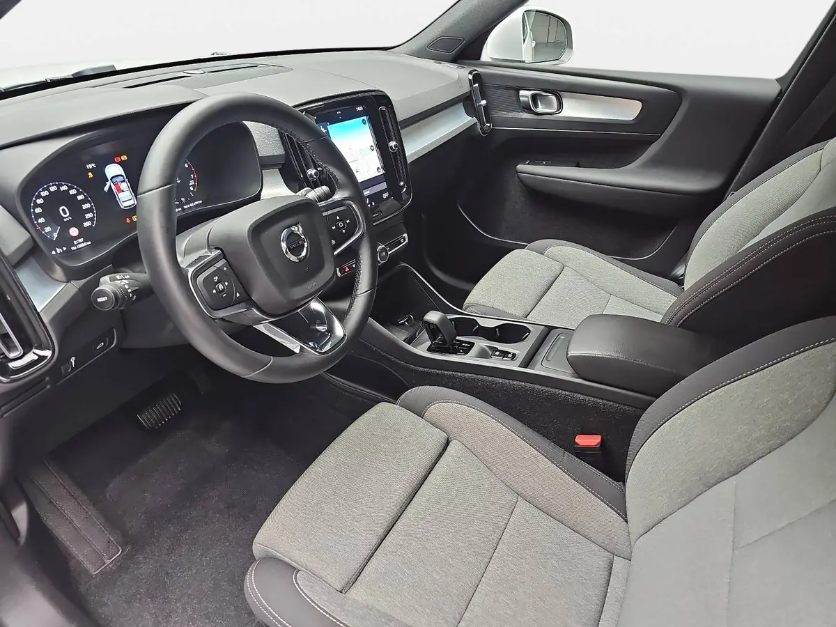 VOLVO XC40 T2 2WD AUTO. CORE NAVI LED EL.HECKKL. PDC KAMERA L