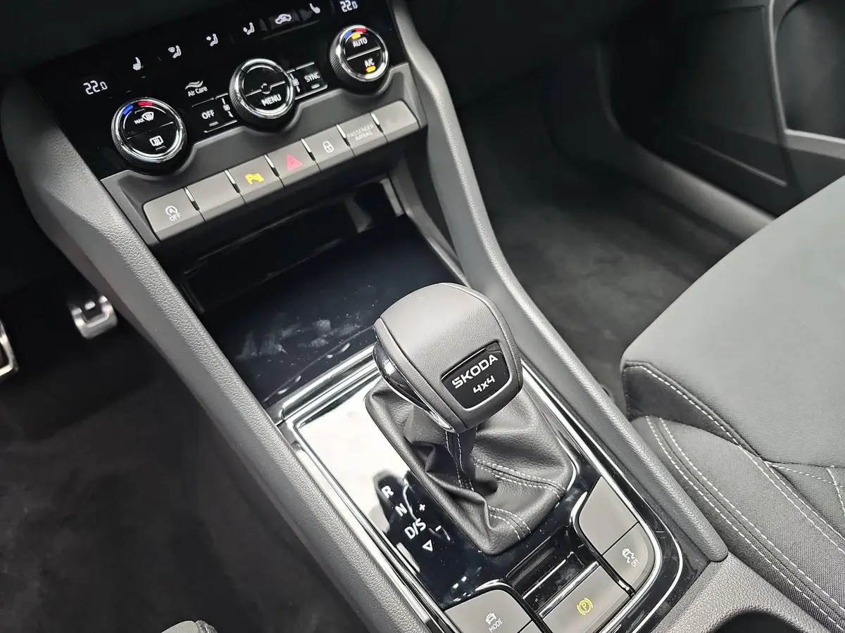 SKODA KAROQ 2.0 TSI DSG SPORTLINE 4X4 NAVI LED ACC KAMERA AHK 