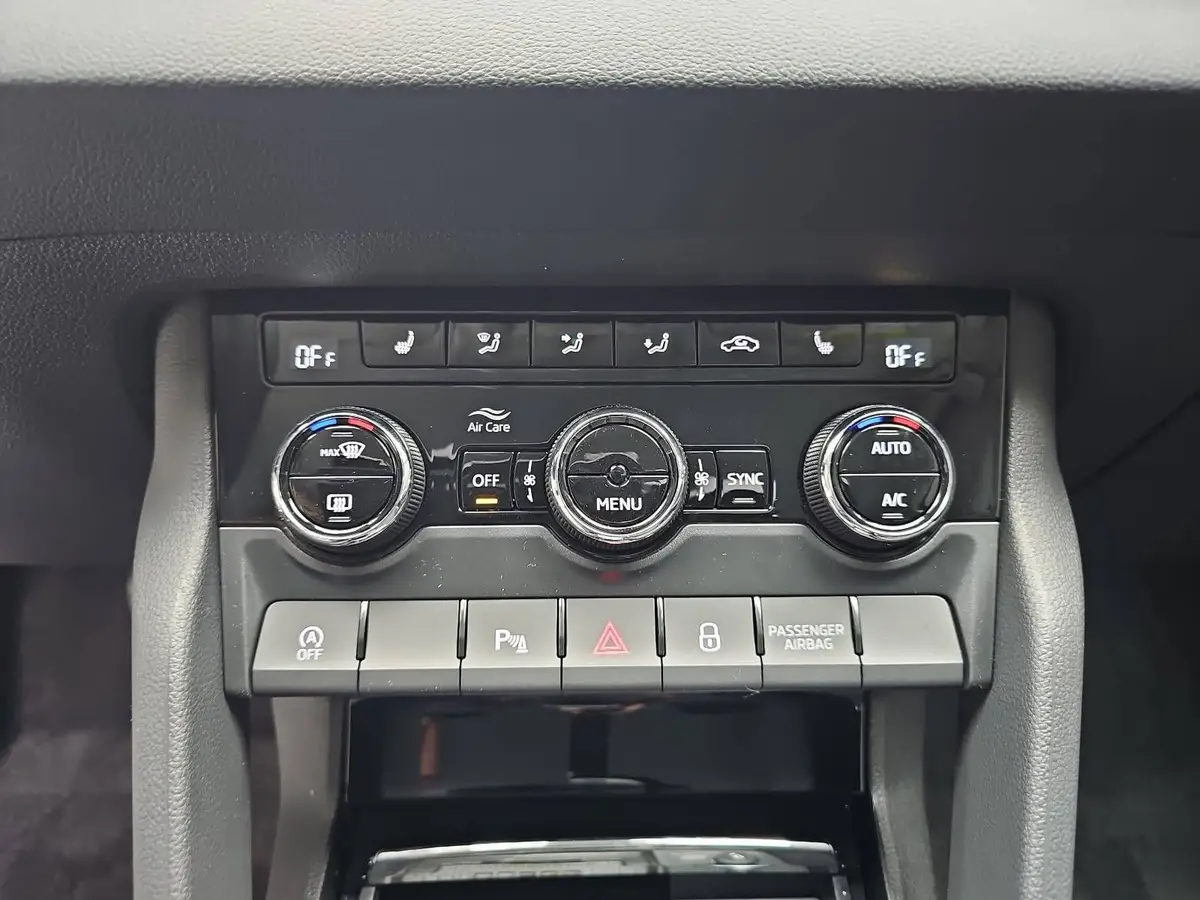 SKODA KAROQ 1.5 TSI DSG SELECTION LED ACC AHK