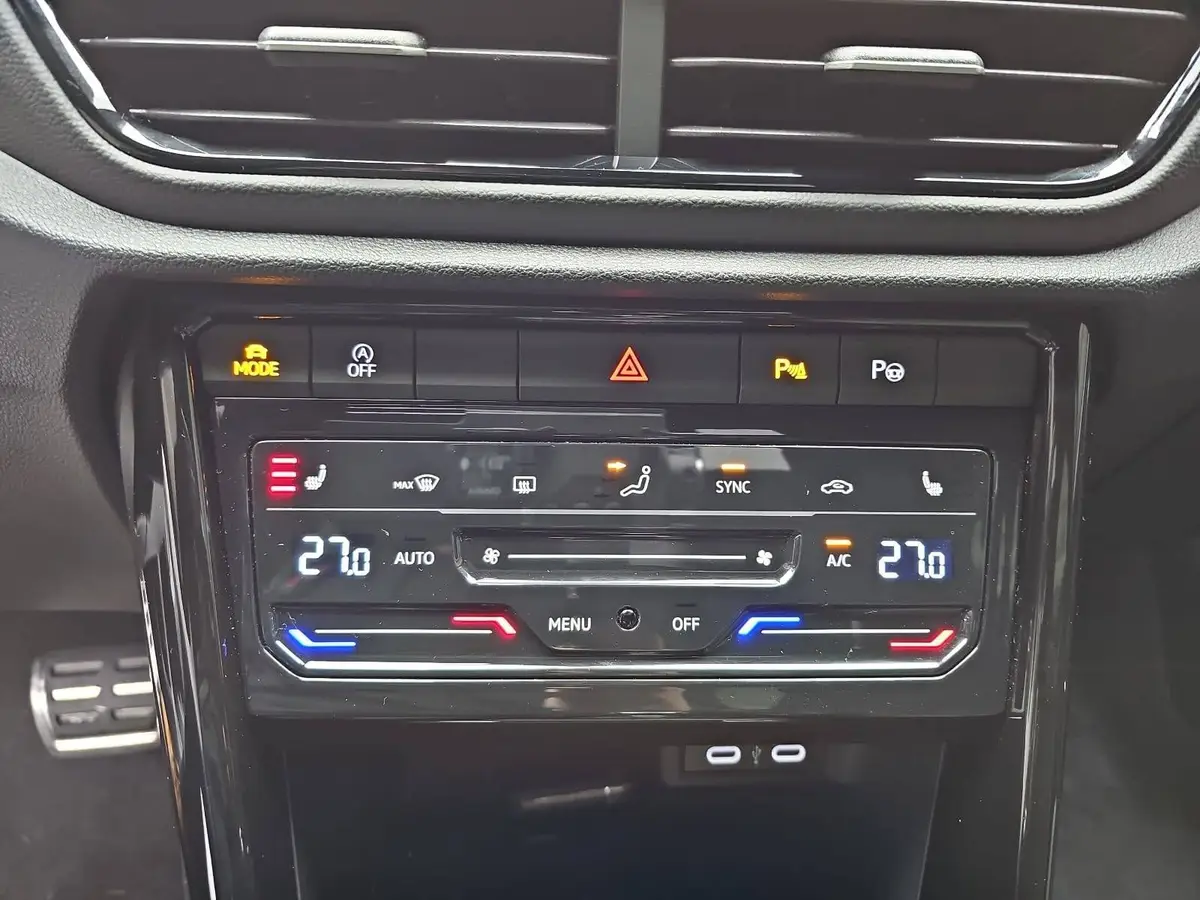 VW T-ROC 1.5 TSI DSG R-LINE NAVI KLIMA LED KAMERA WINTER AH