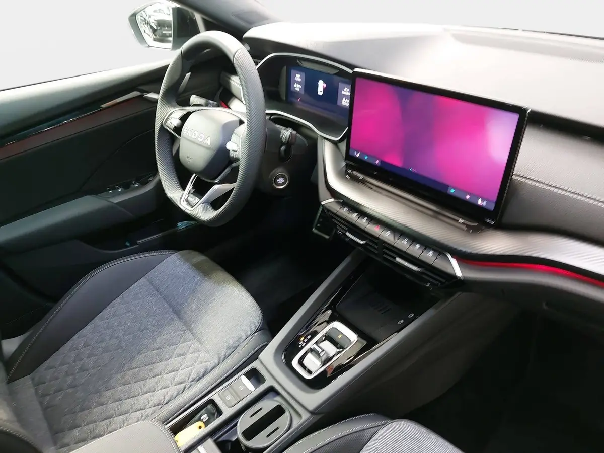 SKODA OCTAVIA COMBI 2.0 TDI DSG SPORTLINE NAVI LED