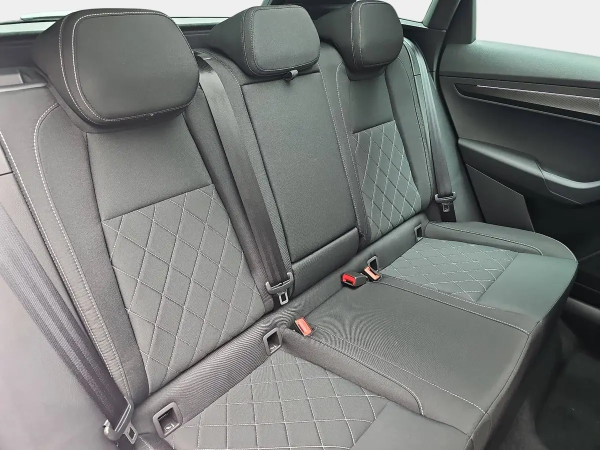 SKODA KAROQ 2.0 TDI DSG SPORTLINE AHK ACC PANO