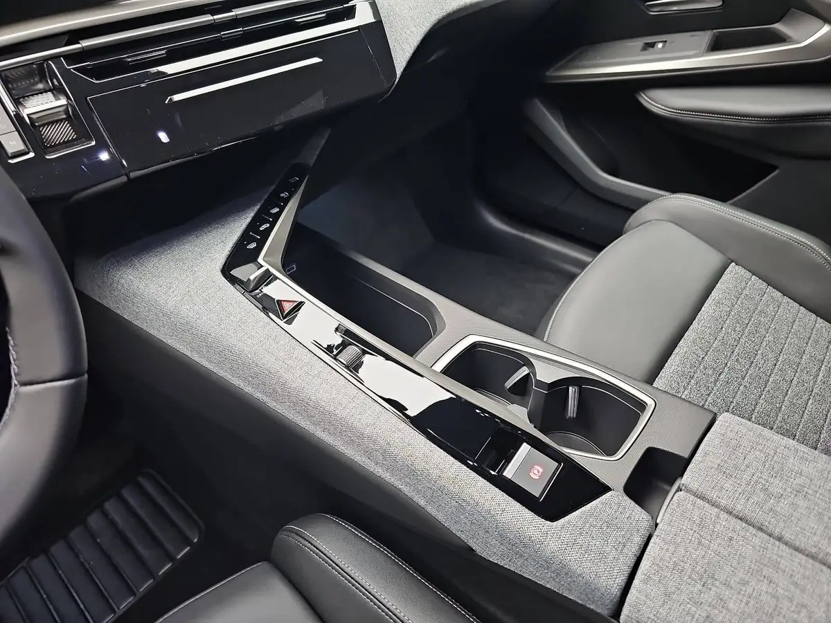 PEUGEOT 5008 1.2 HYBRID 145 E-DSC6 ALLURE KLIMA LED 7-S DAB 360