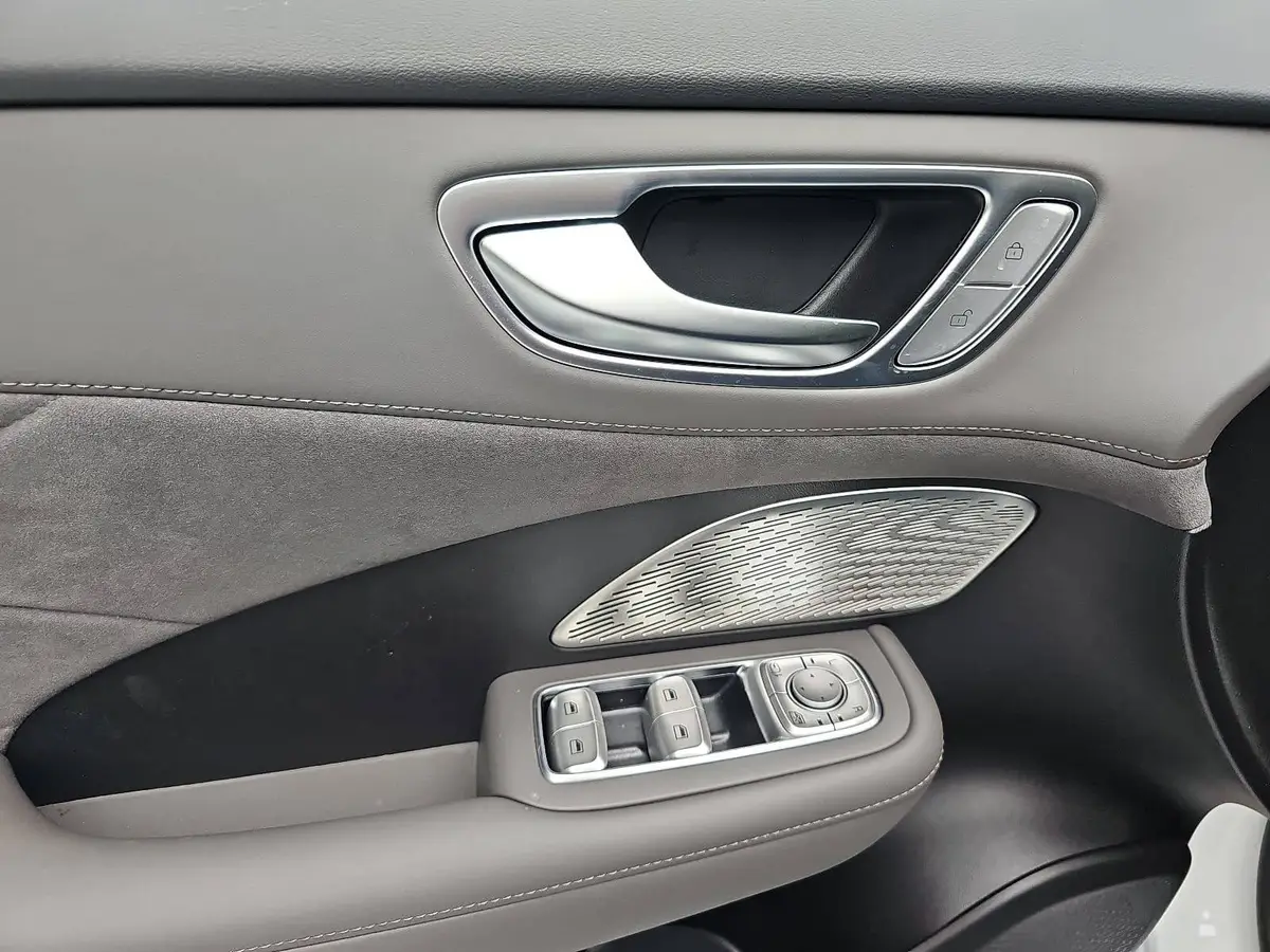 MG ANDERE EV 77 KWH LUXURY PANORAMA LEDER 20-ZOLL