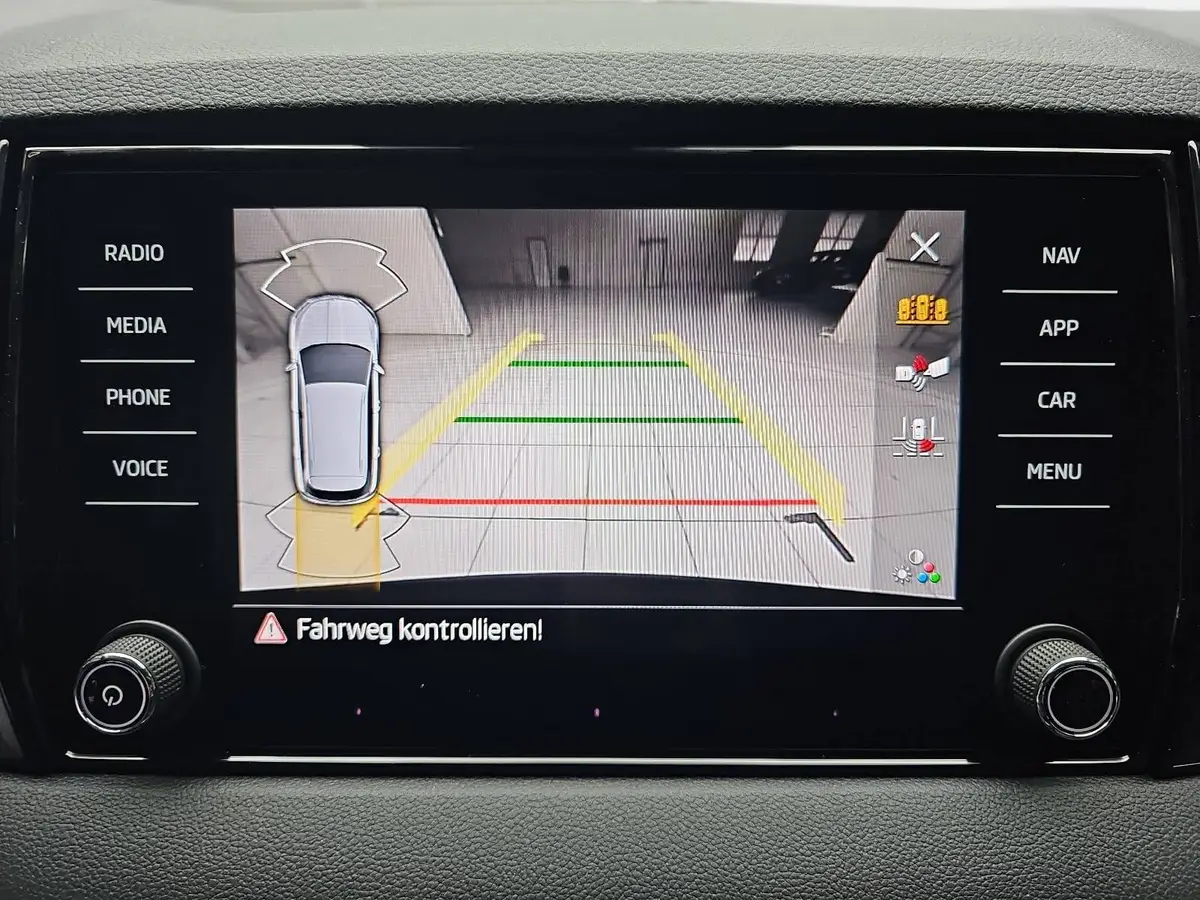 SKODA KAROQ 1.5 TSI DSG SELECTION LED ACC AHK