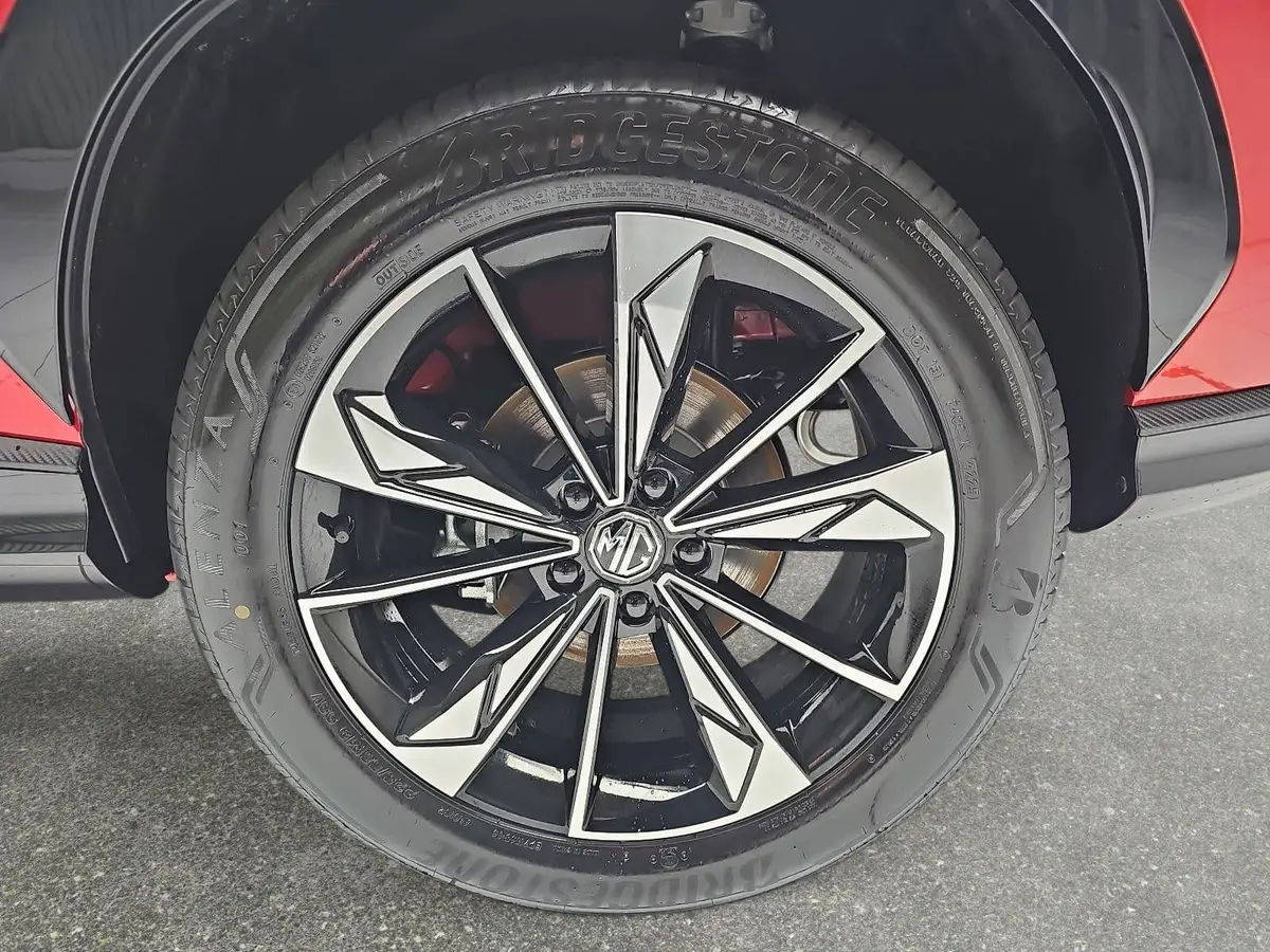 MG HS 1.5 HYBRID+ MY25.5 LUXURY LEDER 360-GRAD-KAMERA 19-ZOLL-LM