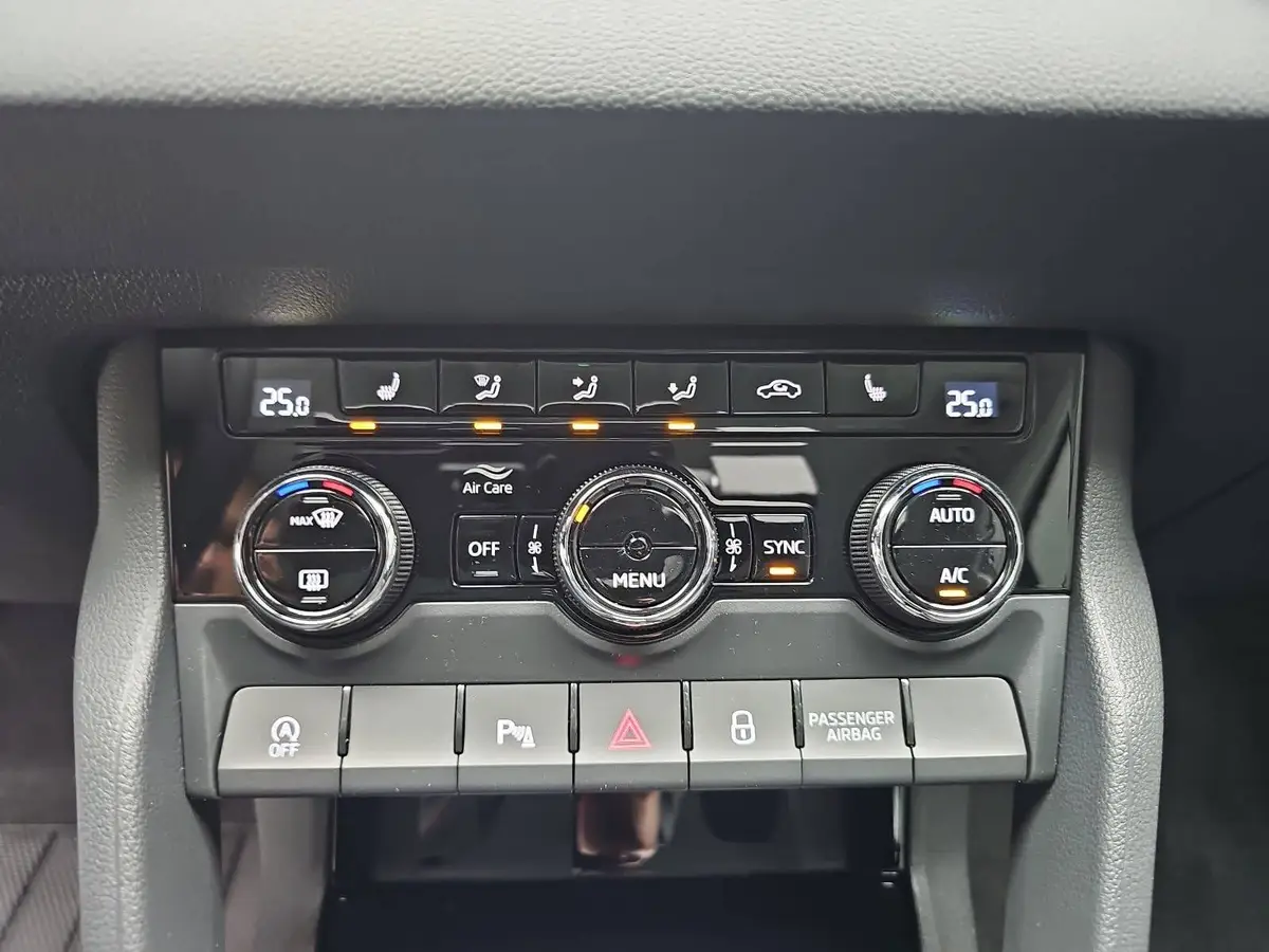 SKODA KAROQ 1.5 TSI DSG 130 JAHRE LED KLIMAAUTO SMARTLINK PDC 