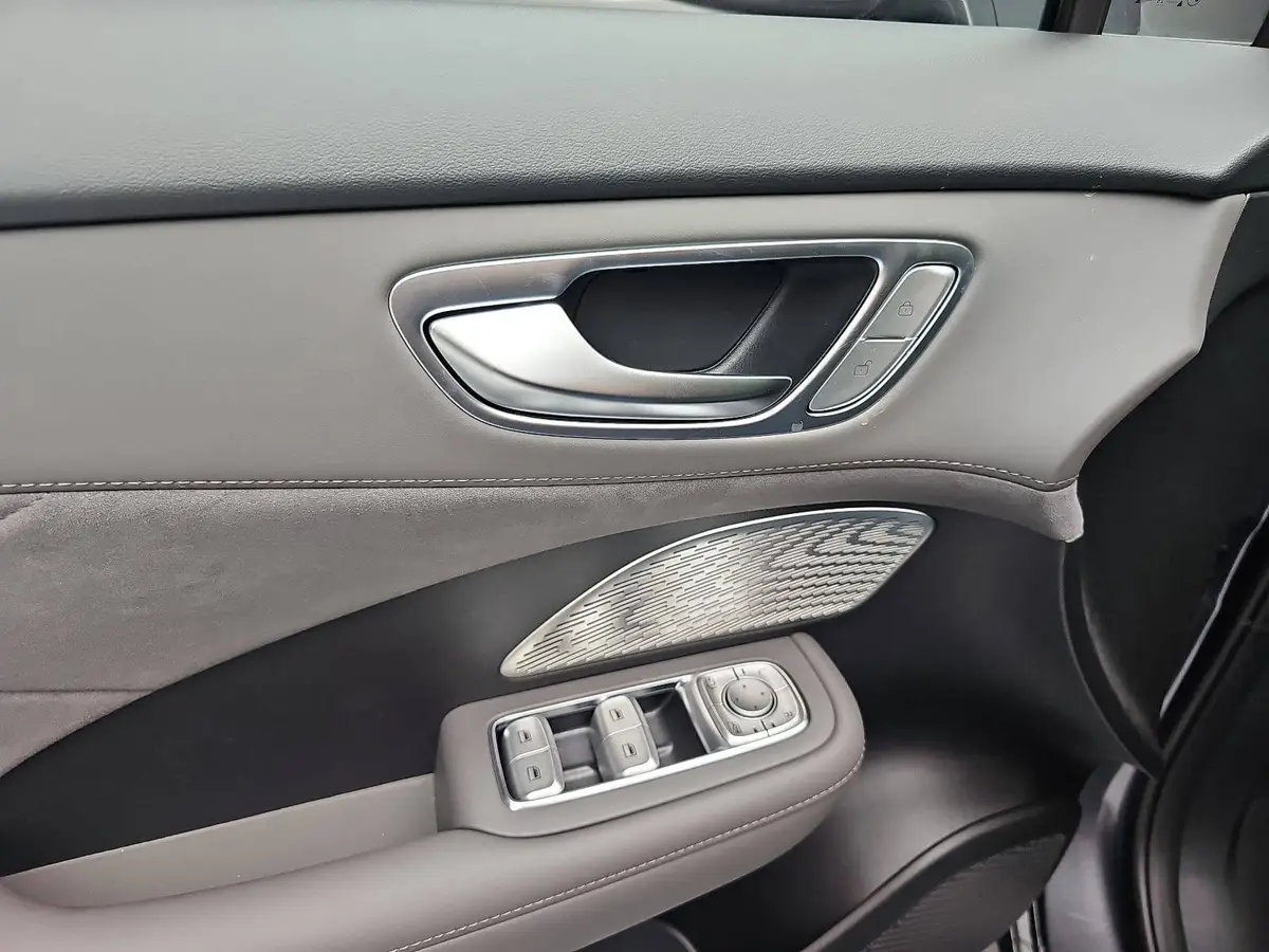 MG ANDERE EV 77 KWH LUXURY PANORAMA LEDER 20-ZOLL
