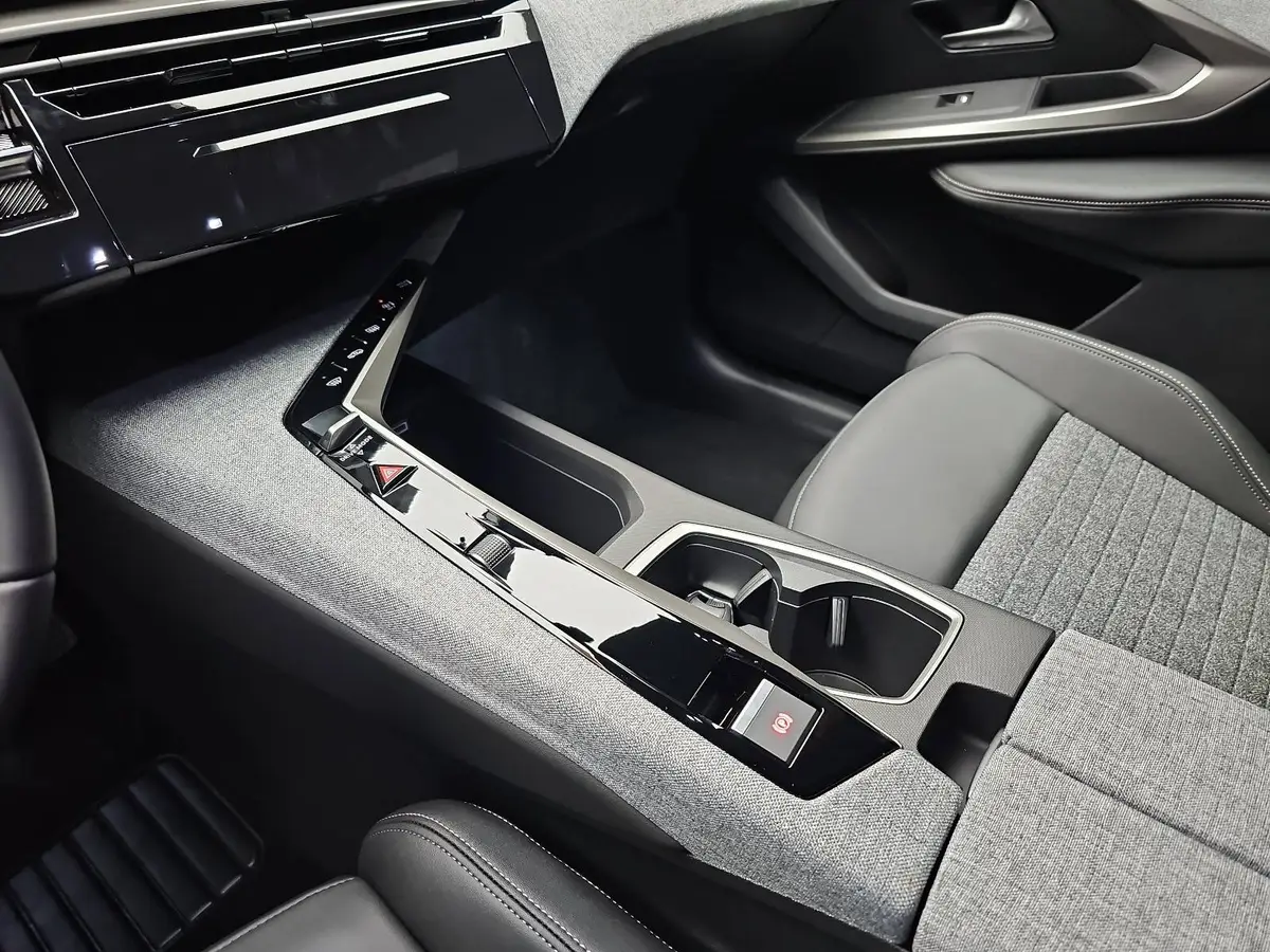 PEUGEOT 5008 1.2 HYBRID 145 E-DSC6 ALLURE KLIMA LED 7-S DAB 360