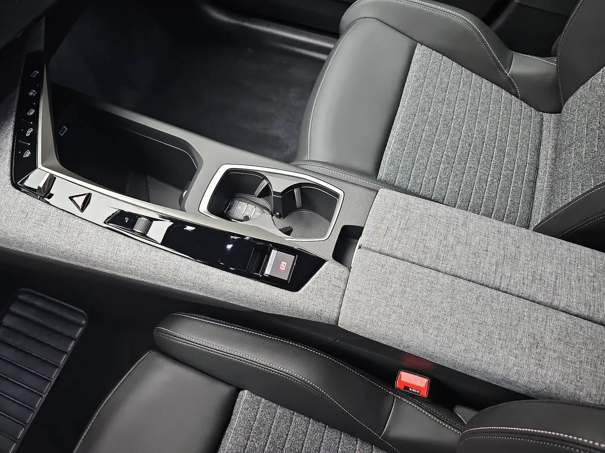 PEUGEOT 5008 1.2 HYBRID 145 E-DSC6 ALLURE KLIMA LED 7-S DAB 360