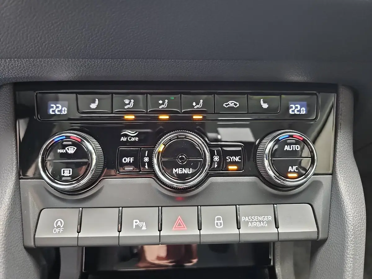 SKODA KAROQ 1.5 TSI DSG SELECTION NAVI LED ACC WINTER KAMERA A