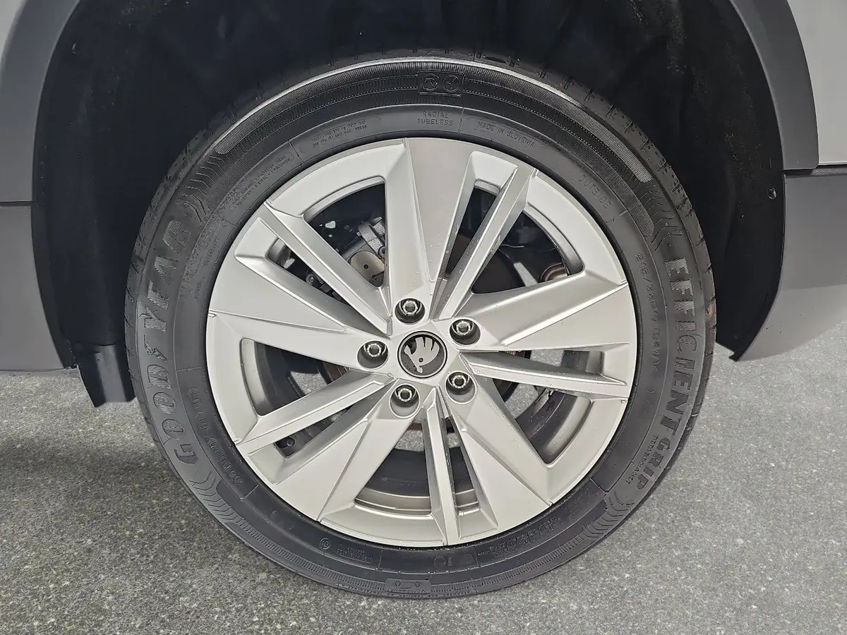 SKODA KAROQ 1.5 TSI DSG SELECTION LED ACC AHK