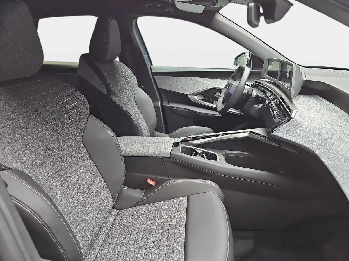 PEUGEOT 3008 1.2 HYBRID 145 E-DSC6 ALLURE LED DAB WINTER AHK LM